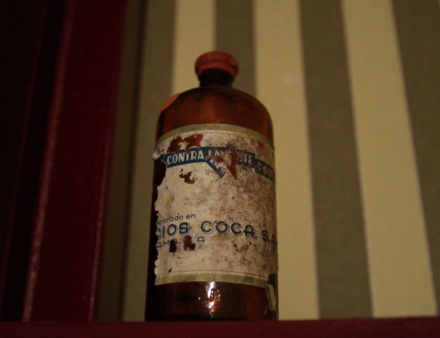 e-19739502-frasco-de-cristal-con-etiqueta-desgastada14913926702229.jpg