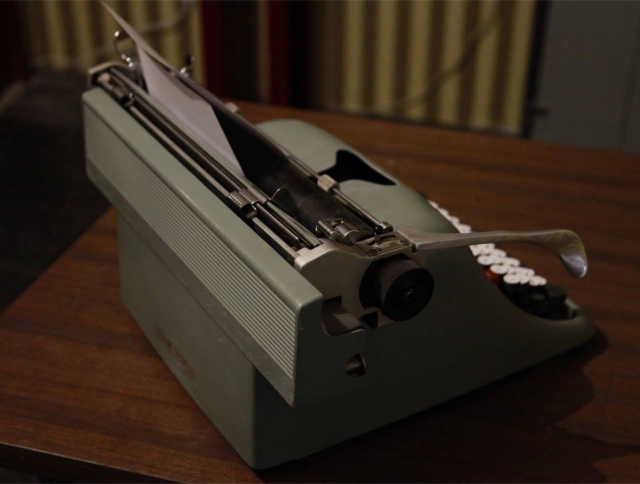 e-19739502-maquina-de-escribir-gris14913926722656.jpg