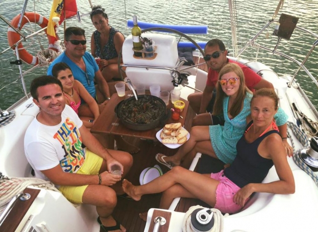  Mangiare seduti sulla barca 