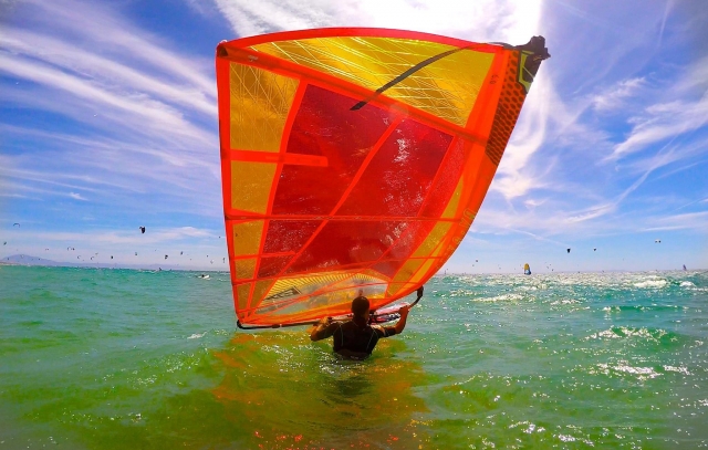 Colocando la vela para navegar