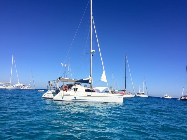 Barco navegando en el puerto