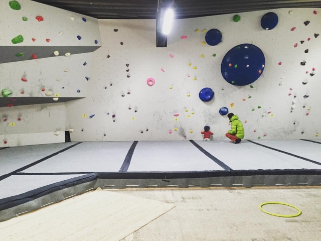 Acercando al bebe a la escalada