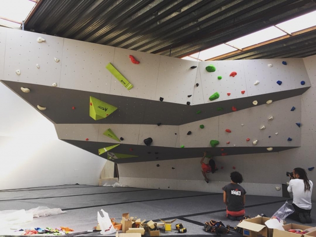 Probando las instalaciones del rocodromo