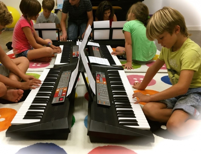 Tocando juntos el piano
