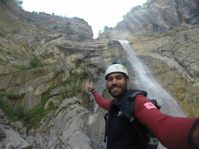 Delante de la cascada con casco blanco