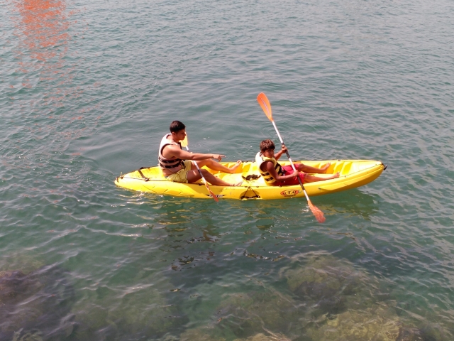 Dando indicaciones en el kayak