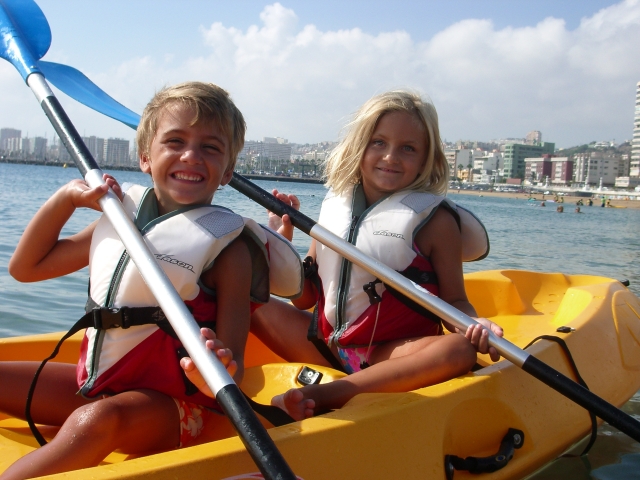 Ninos rubios en kayak