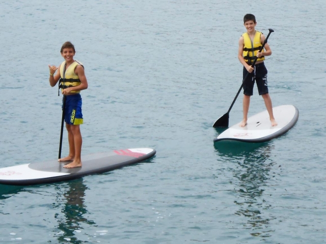 Dos chicos en tablas de sup