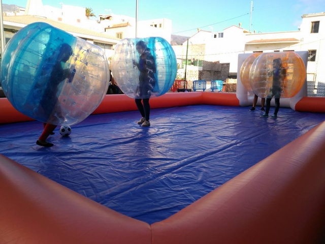 Chutando el balon en una burbuja