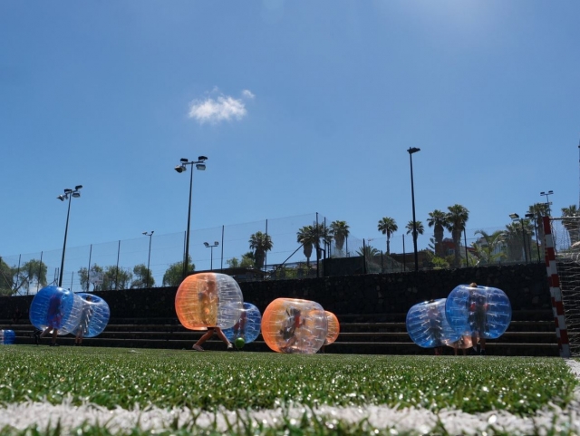 Futbol burbuja en cesped artificial