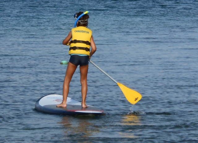 Peque haciendo sup con remo