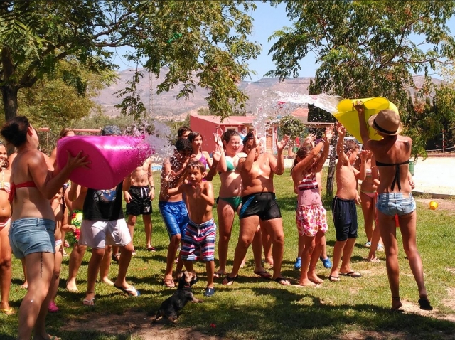 Mojando con agua a los peques