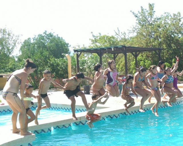 Saltando juntos a la piscina