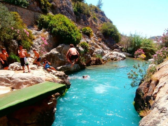 Refrescandonos en el rio