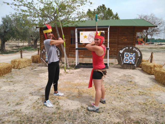 Tirando con arco como los indios