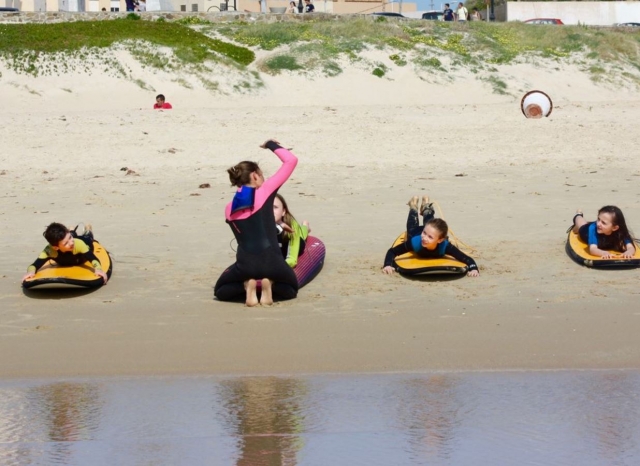 e-19739765-alumnos-de-bodyboard-en-tarifa14930291363441.jpg