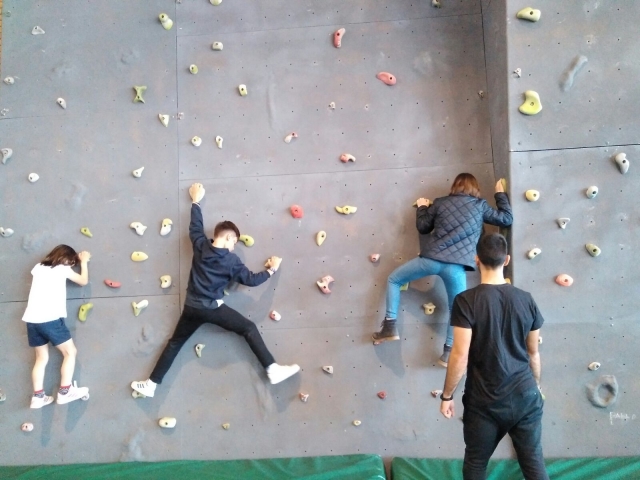 Subida na parede de escalada 