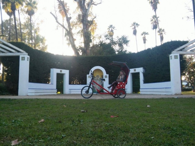 Descansando en tuc tuc en el jardin