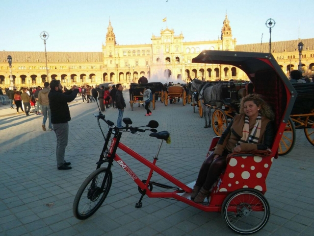 En tuc tuc en la Plaza de Espana