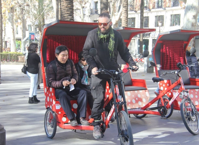 Llevando a los turistas en tuc tuc
