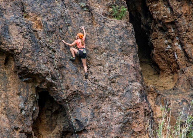  Climbing with both hands 