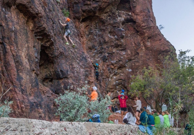  Group climbing in turns 