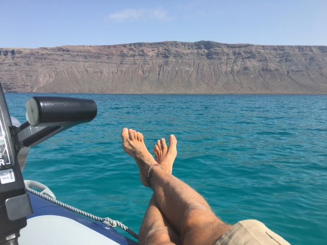 Pies por fuera del barco