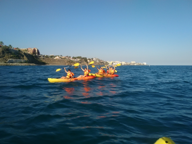  Gruppo di kayakisti che mostra le pagaie 