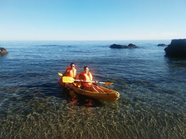  Kayak appoggiato sulla riva 