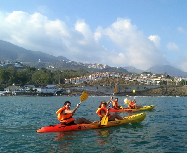  Con le pagaie gialle nei kayak 