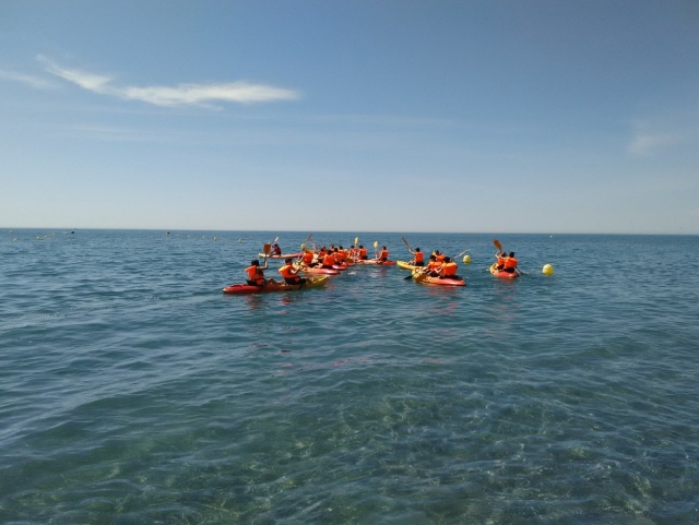  Gruppo in kayak verso il mare 
