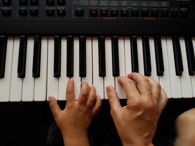 Tocando el piano con el profe