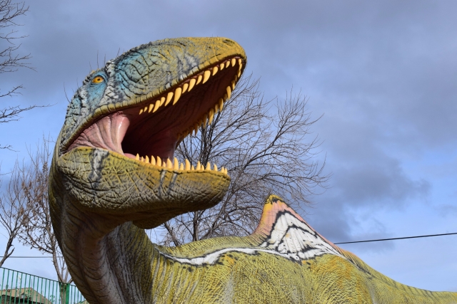 Dinosaurio de dientes afilados