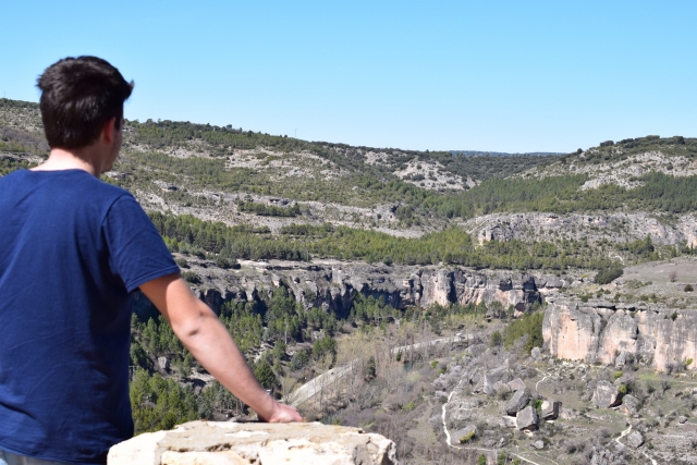 Contemplando la sierra en Cuenca
