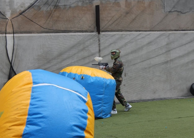  Su un lato del campo da paintball 