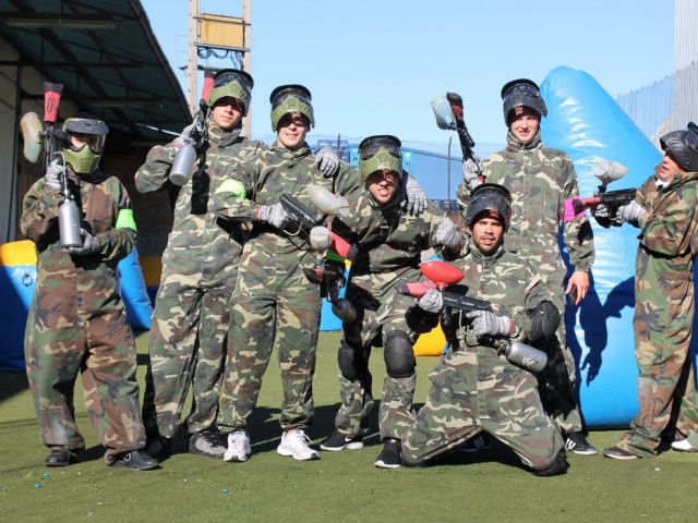  Giocatori di paintball mimetizzati 