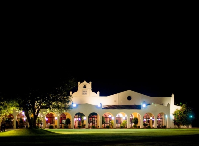 Edificio principal de noche