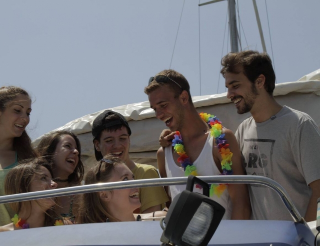 Charlando con las chicas en el barco