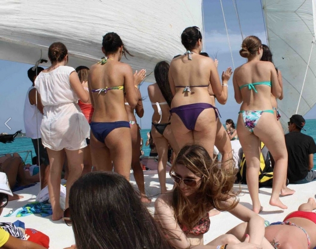 En bikini a bordo del barco