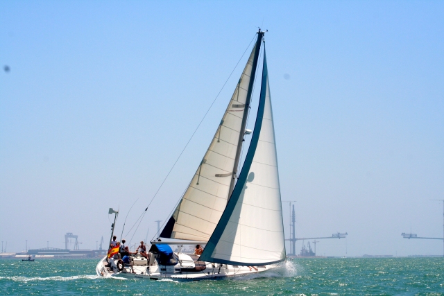 Velero frente a Cadiz