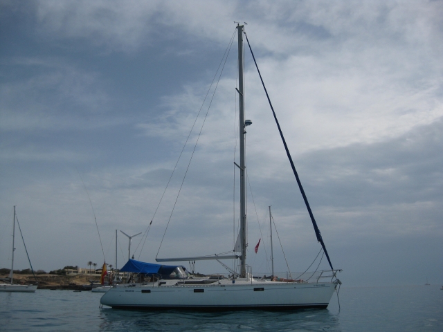 Velero en dia con nubes