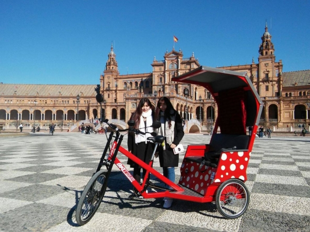 Turistas asiaticas y tuc tuc
