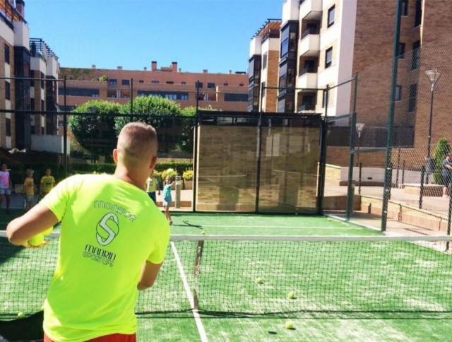  在网球场上监视 