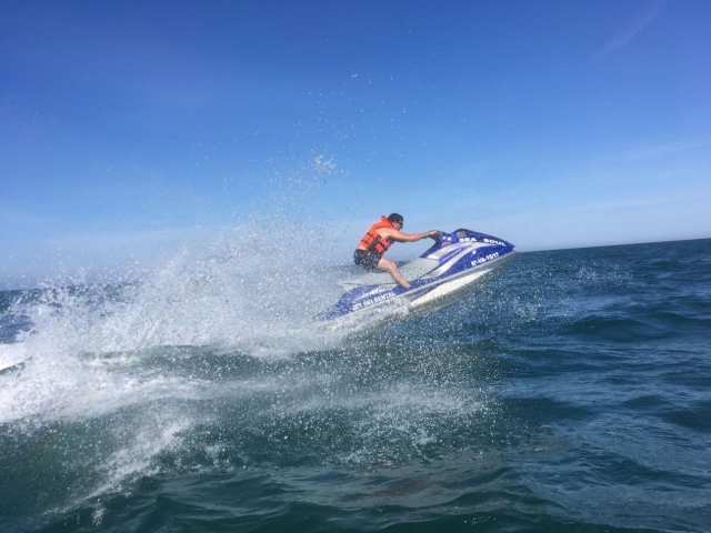  Accélérer sur le jet ski à louer 