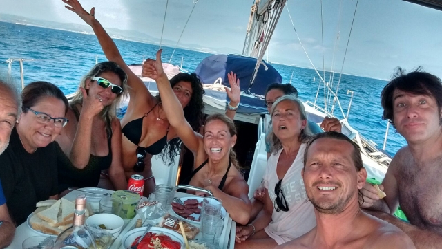 Compartiendo comida a bordo