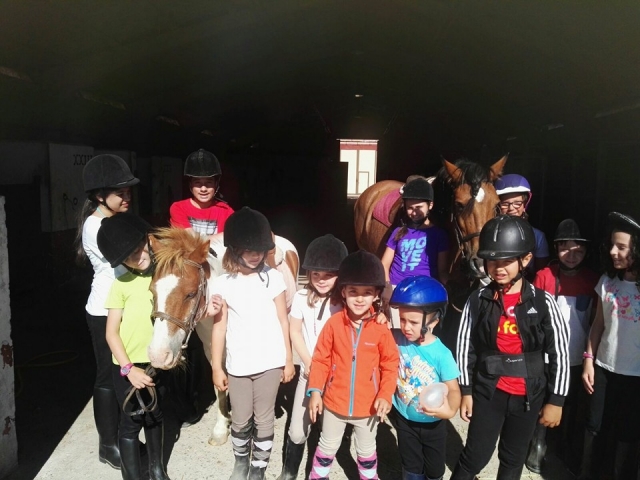 Chiquitines en el campamento hipico