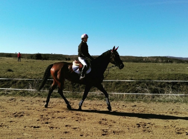 Montando a caballo en la finca