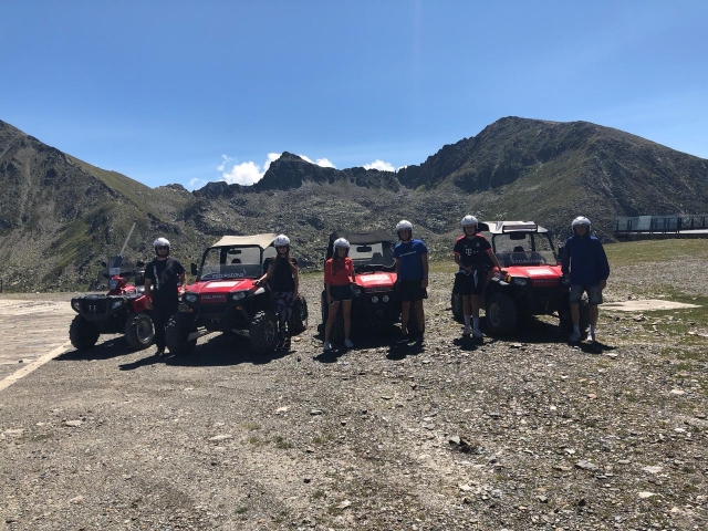 Apoyados en los buggies y el quad