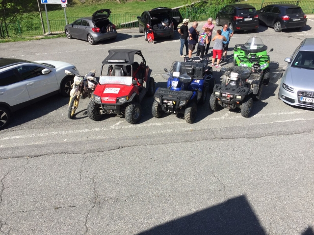 Quads y buggies aparcados