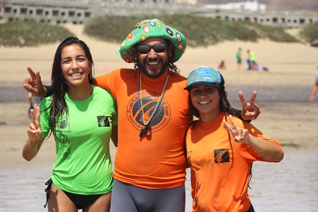  Com o instrutor de surf 